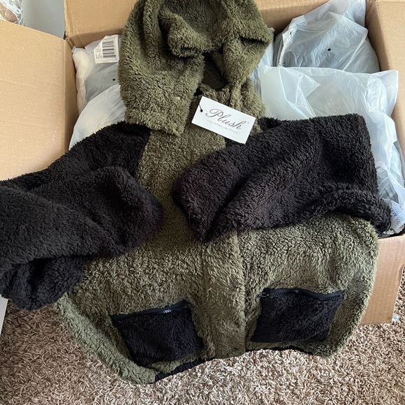 Revolve Plush Sherpa jacket army green/black. NWT! - Picture 3 of 3